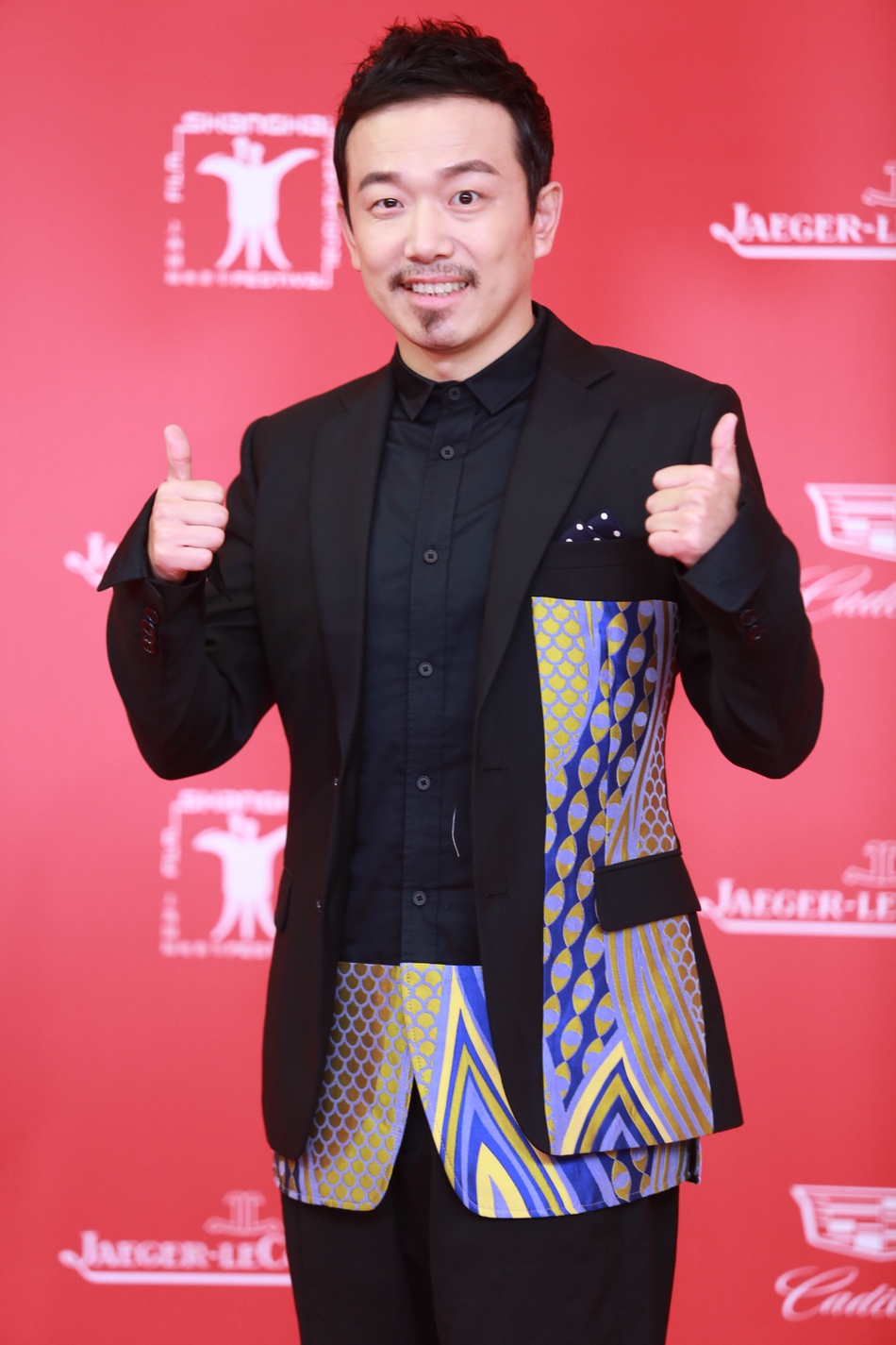 组图:大潘亮相上海电影节 刺绣西装演绎俏皮中国风_高清图集_新浪网