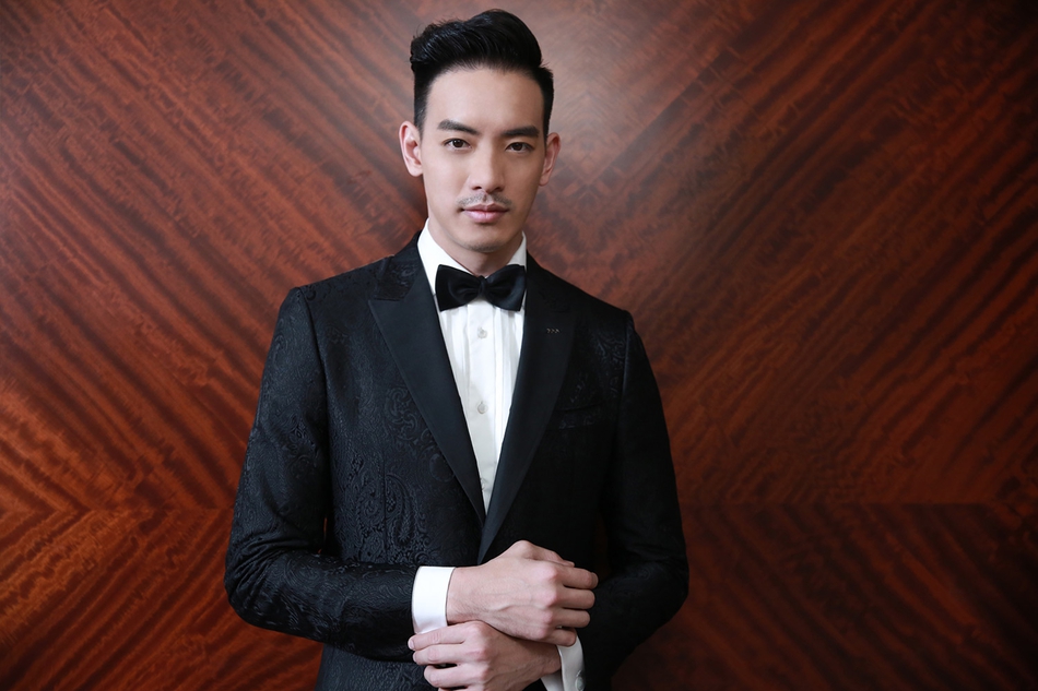 黄柏钧西装帅气亮相上影节闭幕红毯_高清图集_新浪网