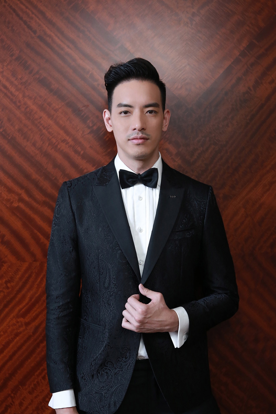 黄柏钧西装帅气亮相上影节闭幕红毯_高清图集_新浪网