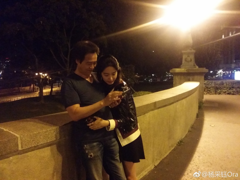 杨采钰与陈金飞秀恩爱