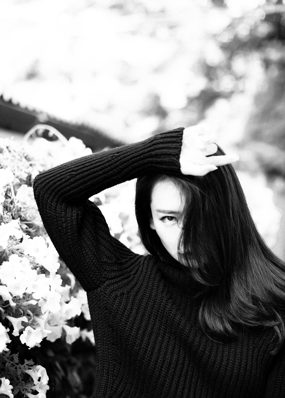 戚薇威尼斯黑白写真 花间回眸风格复古