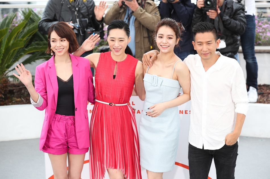 组图:《灼人秘密》戛纳亮相 吴可熙红裙热情宋芸桦秀美肩