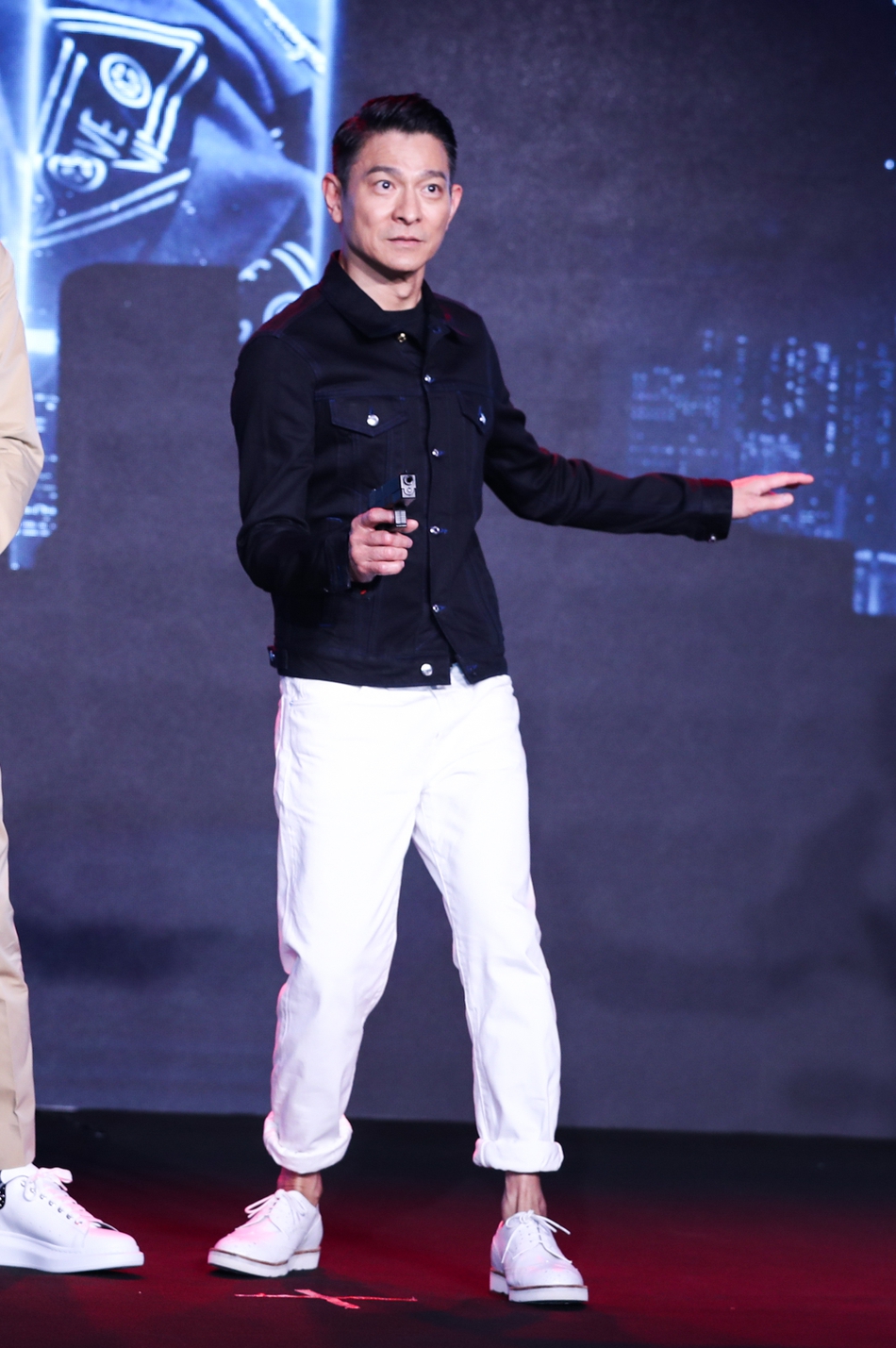 组图:刘德华古天乐两代杨过同台扳手腕 华仔模仿007举枪姿势_高清图集