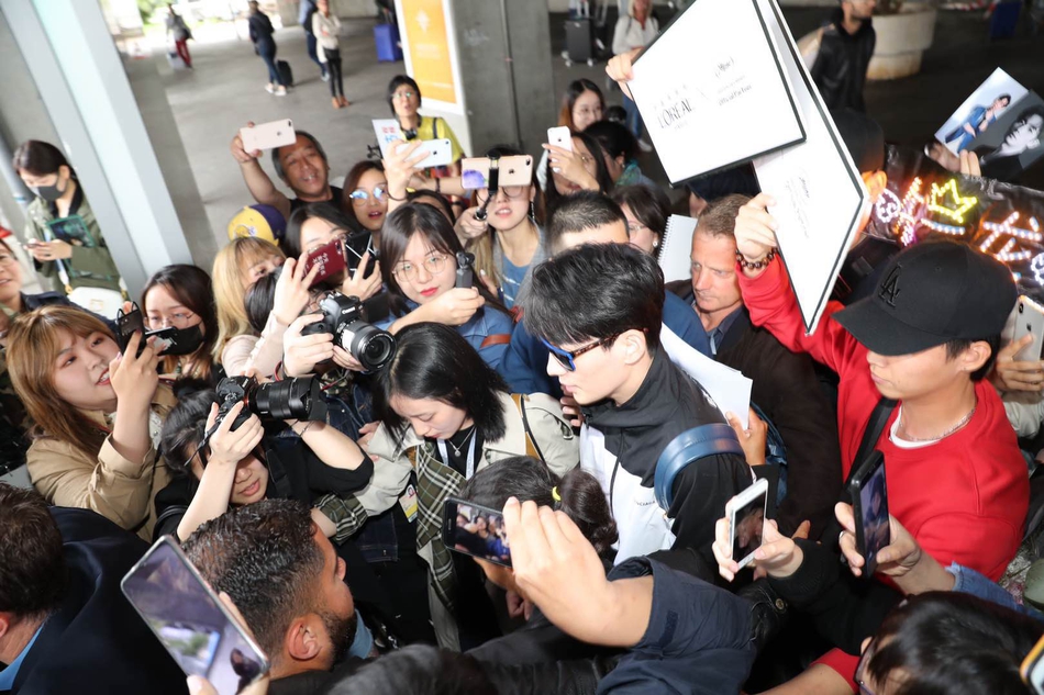 组图:朱一龙抵达机场参与戛纳电影节 粉丝接机太热情!