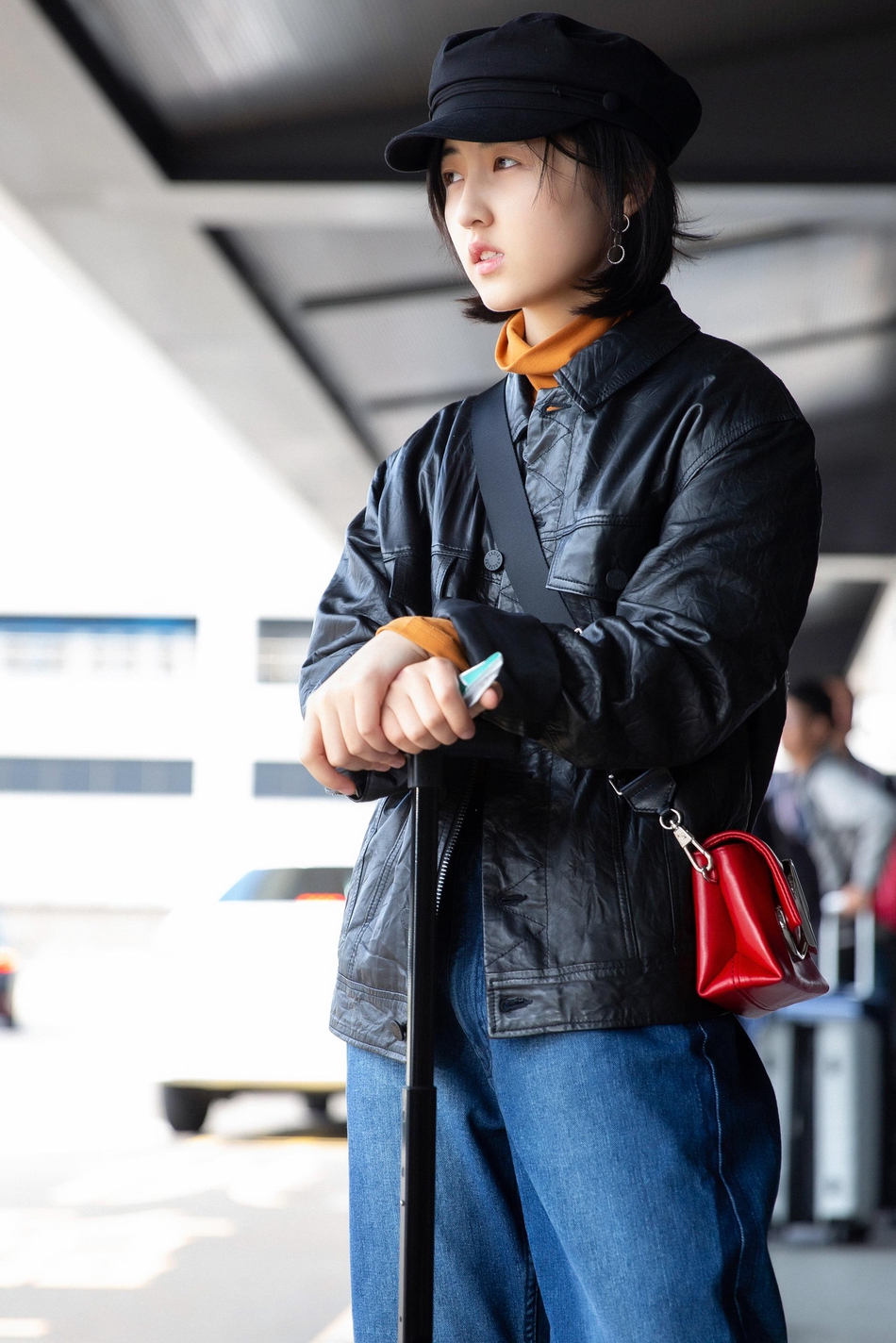 组图:张子枫到达台北参加金马奖 黑皮衣报童帽变酷帅少女_高清图集
