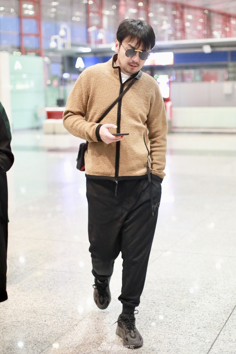 组图:雷佳音戴圆框墨镜穿棕色单薄上衣 单手插兜走路超有个性