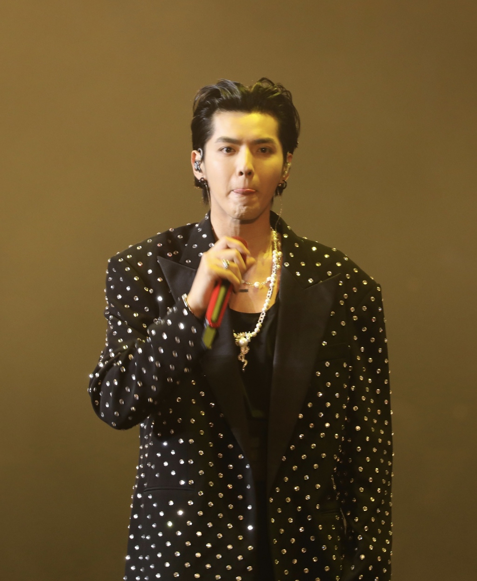 组图:吴亦凡穿黑色波点西装复古慵懒 大背头造型狙击少女心