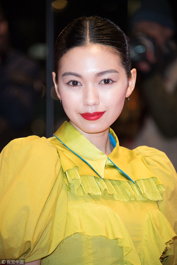 二阶堂富美公主裙秀蛮腰下车整理裙摆露蓝色内衬