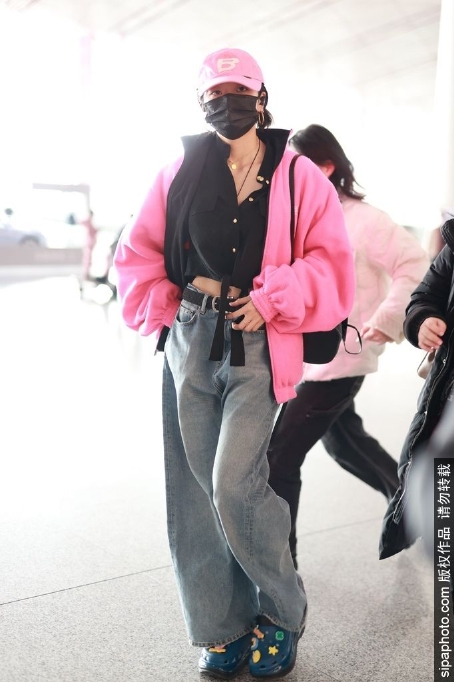 组图：孙千穿粉色毛绒外套甜酷时髦 小秀蛮腰身材极好