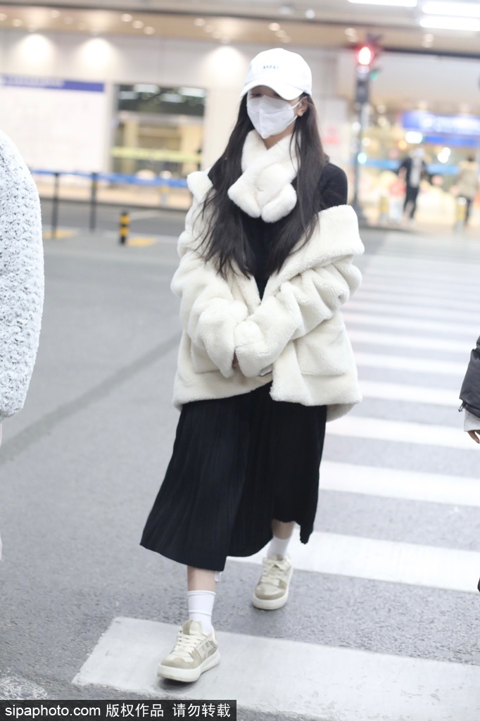 组图：孔雪儿裹白色毛绒外套搭同色系围巾 温暖时尚清新