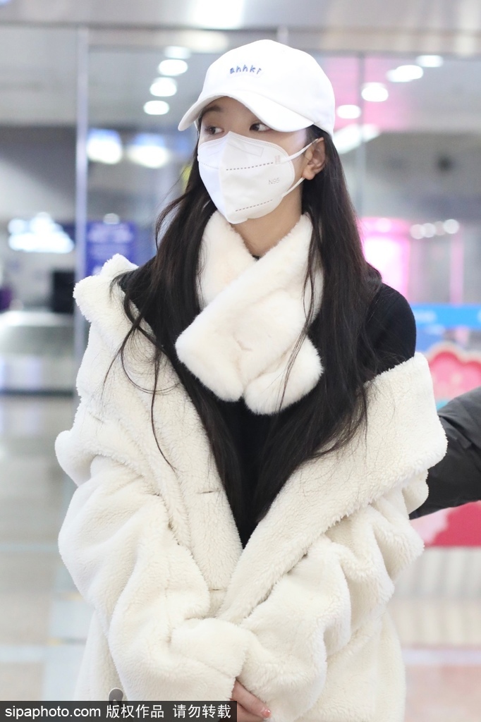 组图：孔雪儿裹白色毛绒外套搭同色系围巾 温暖时尚清新