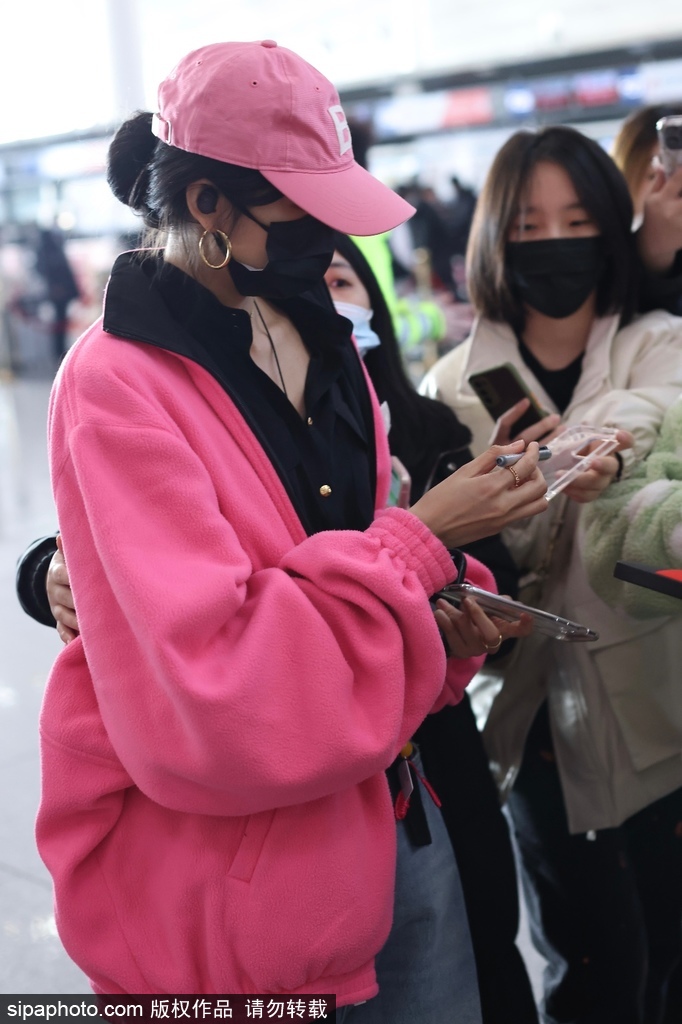 组图：孙千穿粉色毛绒外套甜酷时髦 小秀蛮腰身材极好