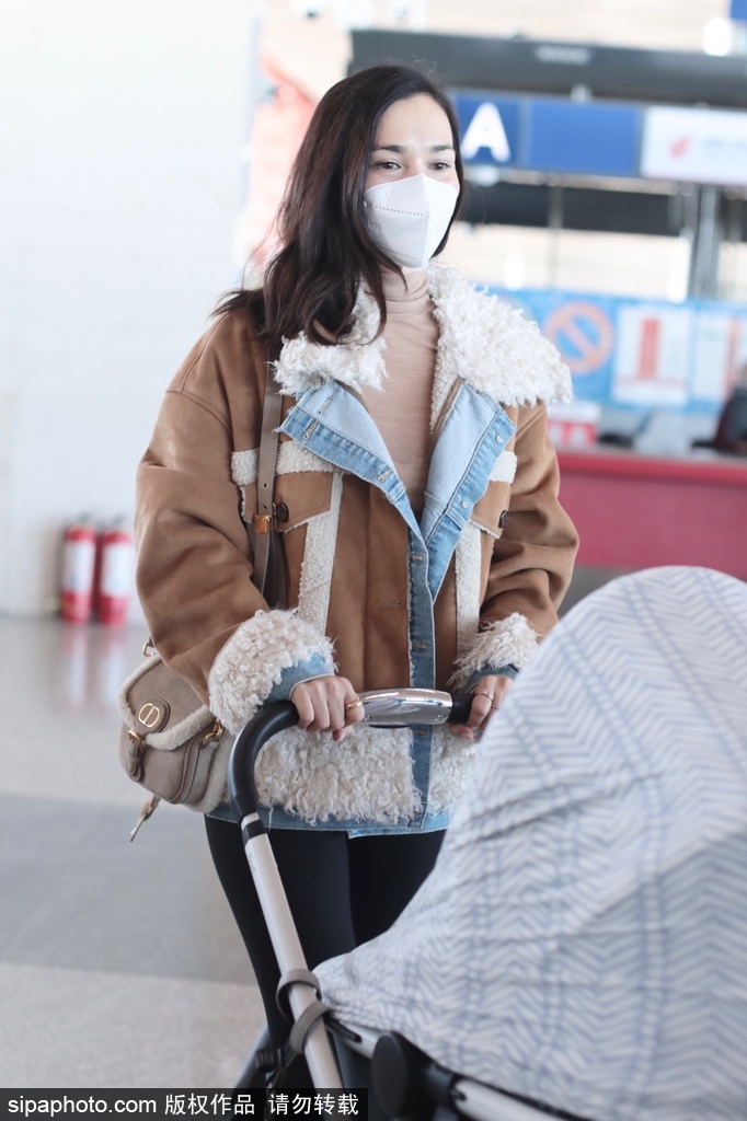 组图：卢靖姗独自推婴儿车现身机场 打扮休闲气色不错