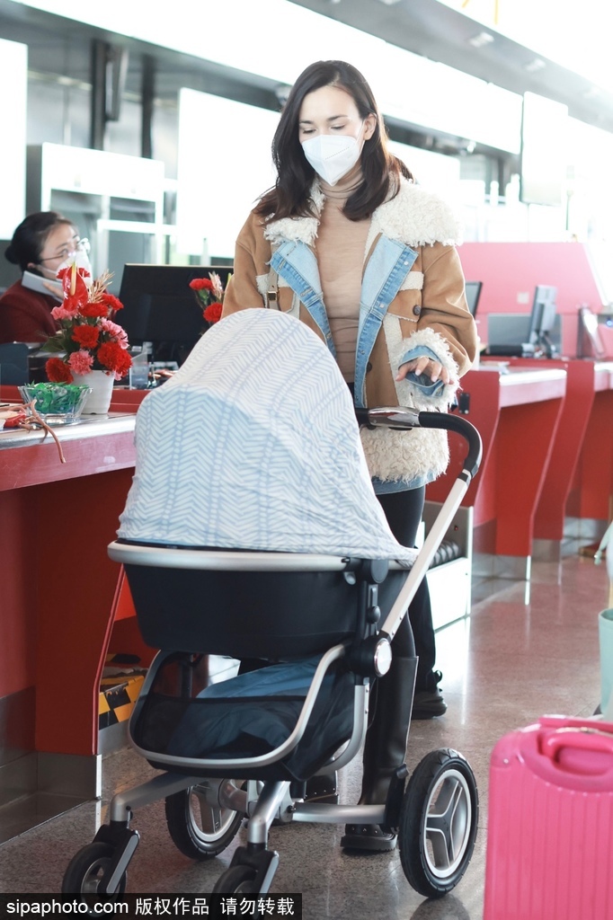 组图：卢靖姗独自推婴儿车现身机场 打扮休闲气色不错