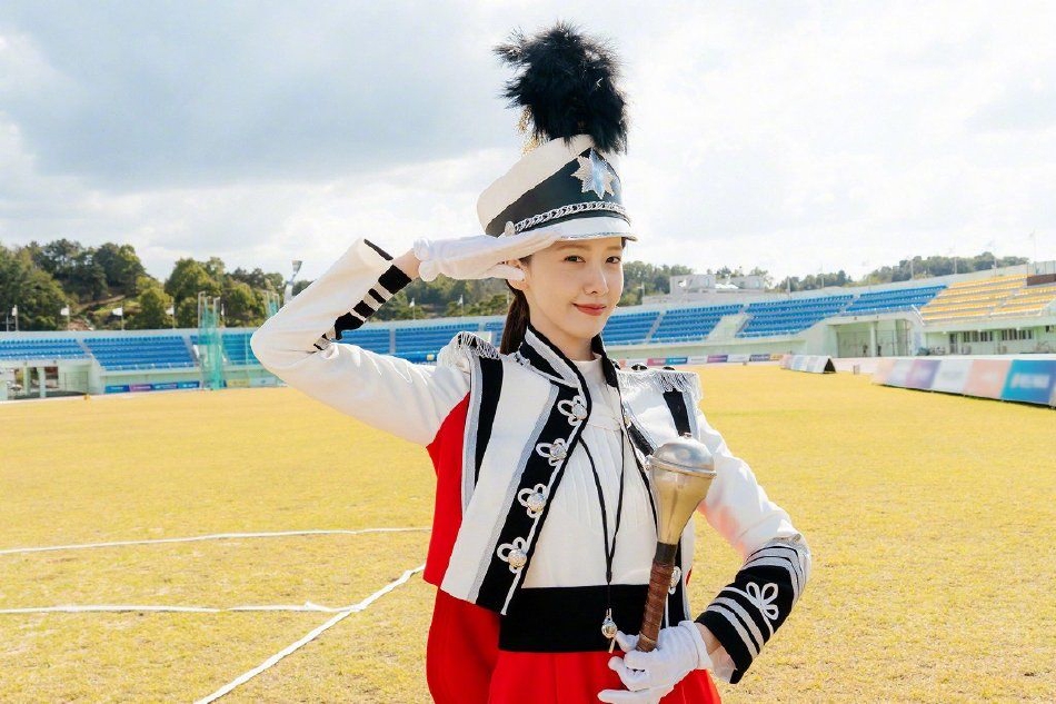 组图:林允儿《bigmouth》片场照 着白色制服对镜敬礼好飒爽