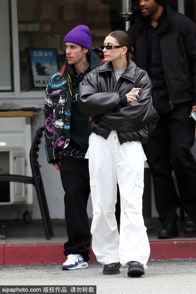组图：海莉穿皮夹克搭配白裤出街时髦帅酷 比伯潮装紧跟其后