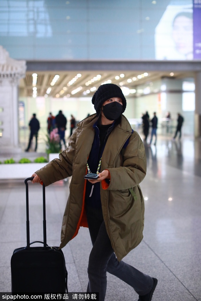 组图：汤唯包裹严实现身北京机场 与男粉丝自拍合影超nice