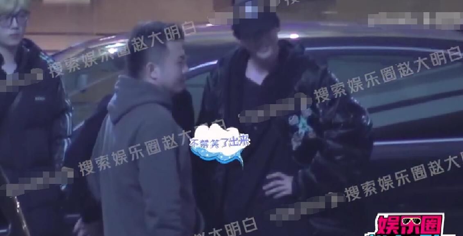 组图：贾士凯刘宇宁先后抵达酒店聚餐 出门时两人互相搭肩热聊