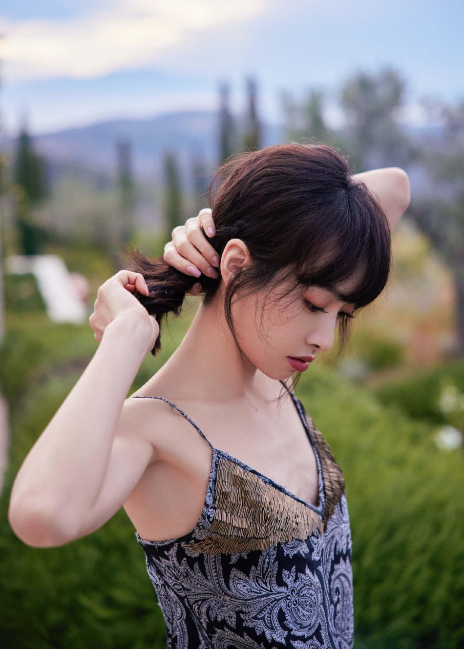 宋茜齐刘海锁骨发造型优雅大方 着深v吊带魅力十足-易天影视公司-服务