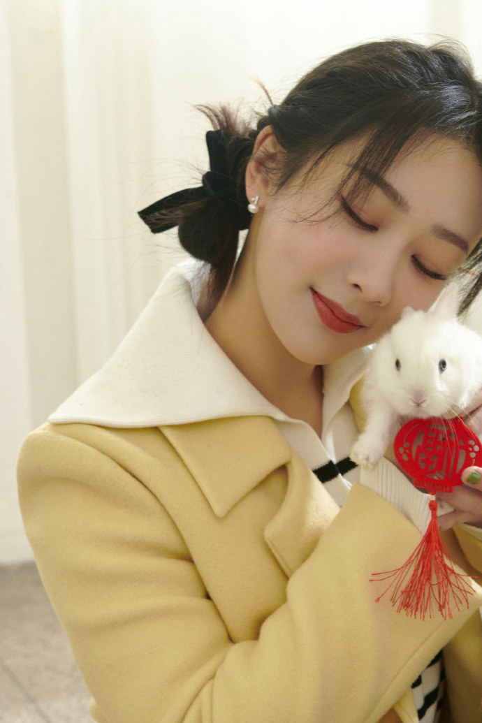 组图开门见喜杨紫初七开工照手捧小兔子对镜头一起卖萌