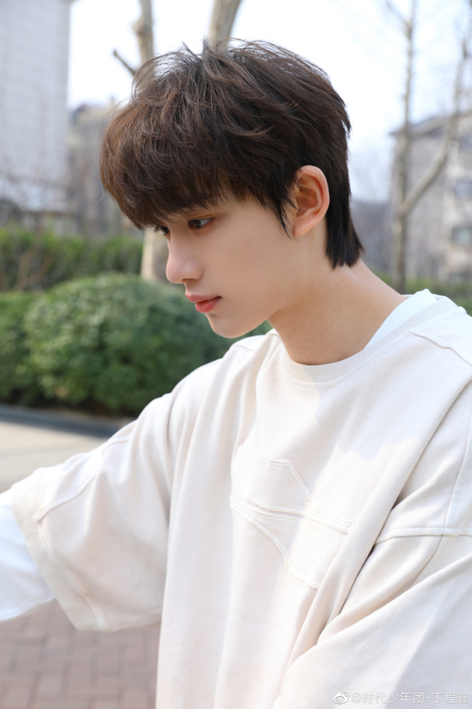 组图:丁程鑫骑单车变身邻家男孩 白t简单帅气笑容阳光治愈_高清图集