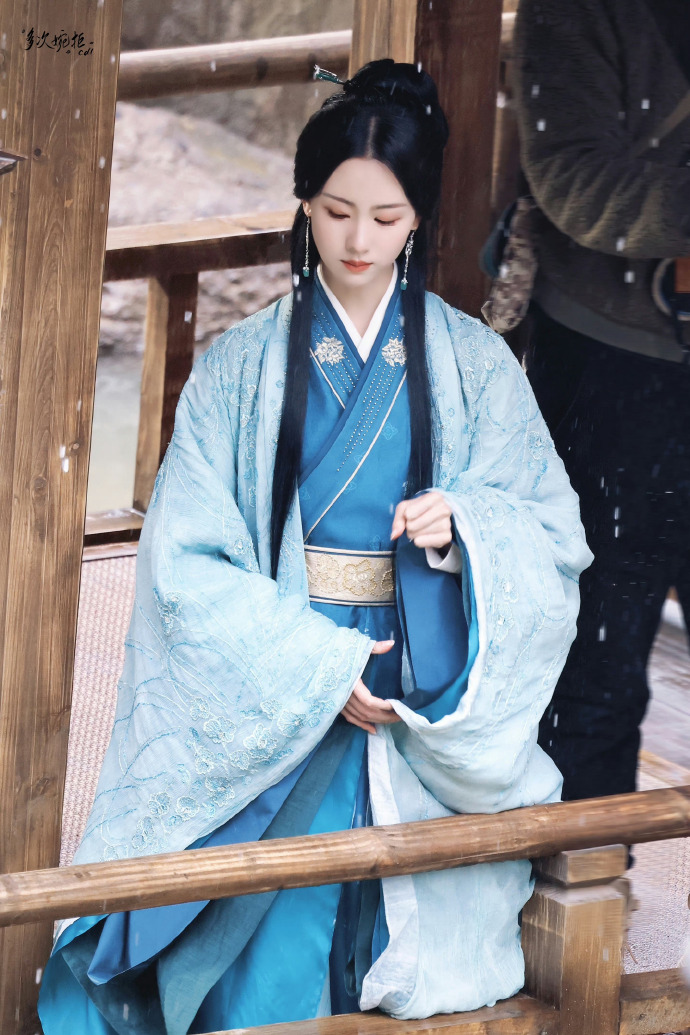 组图:陈都灵《云之羽》最新路透释出 风雪美人破碎感十足