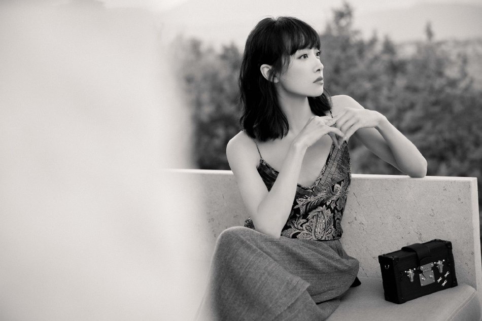 宋茜齐刘海锁骨发造型优雅大方 着深v吊带魅力十足-易天影视公司-服务