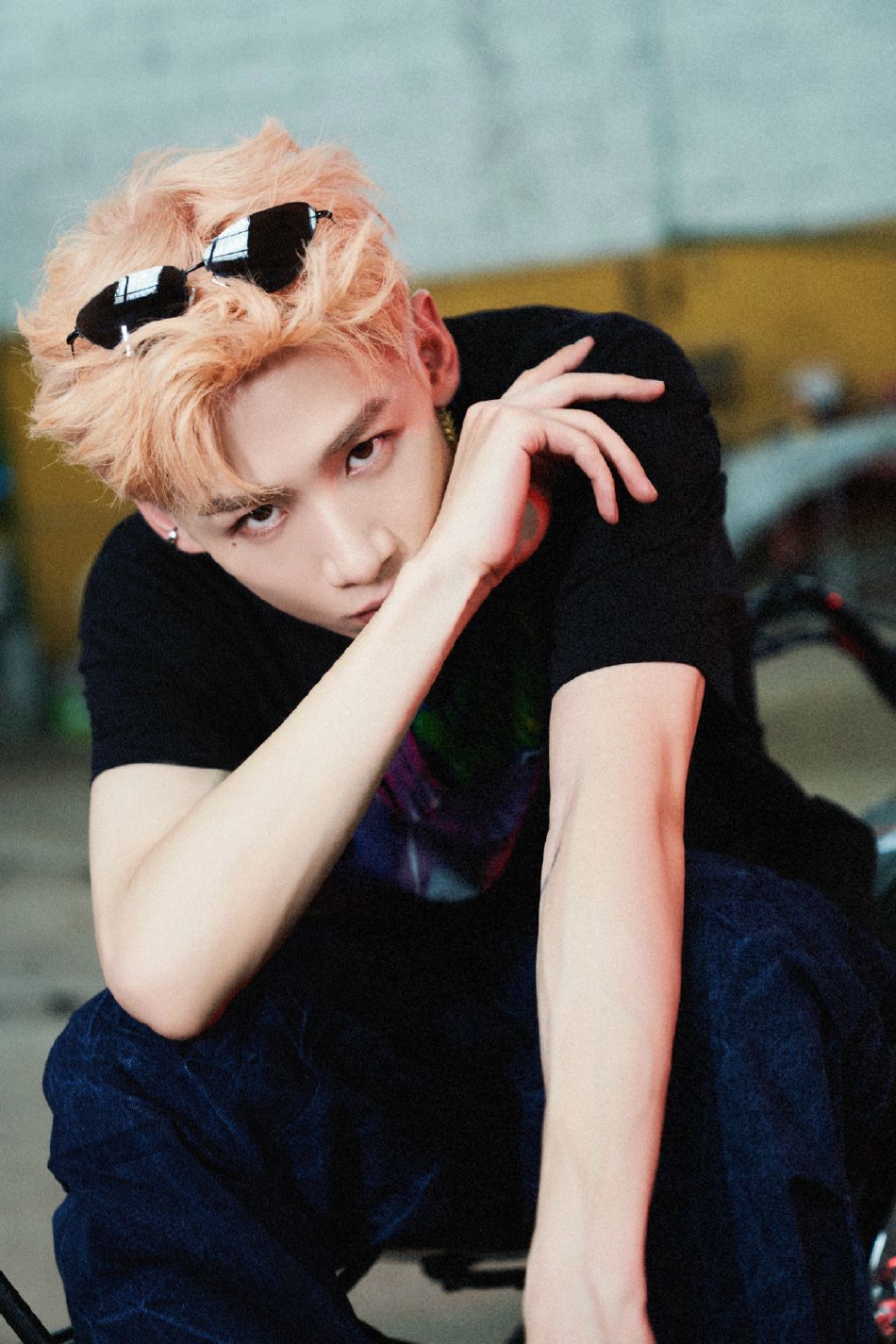 组图:白敬亭化身酷飒机车少年 粉金发色搭墨镜格外亮眼