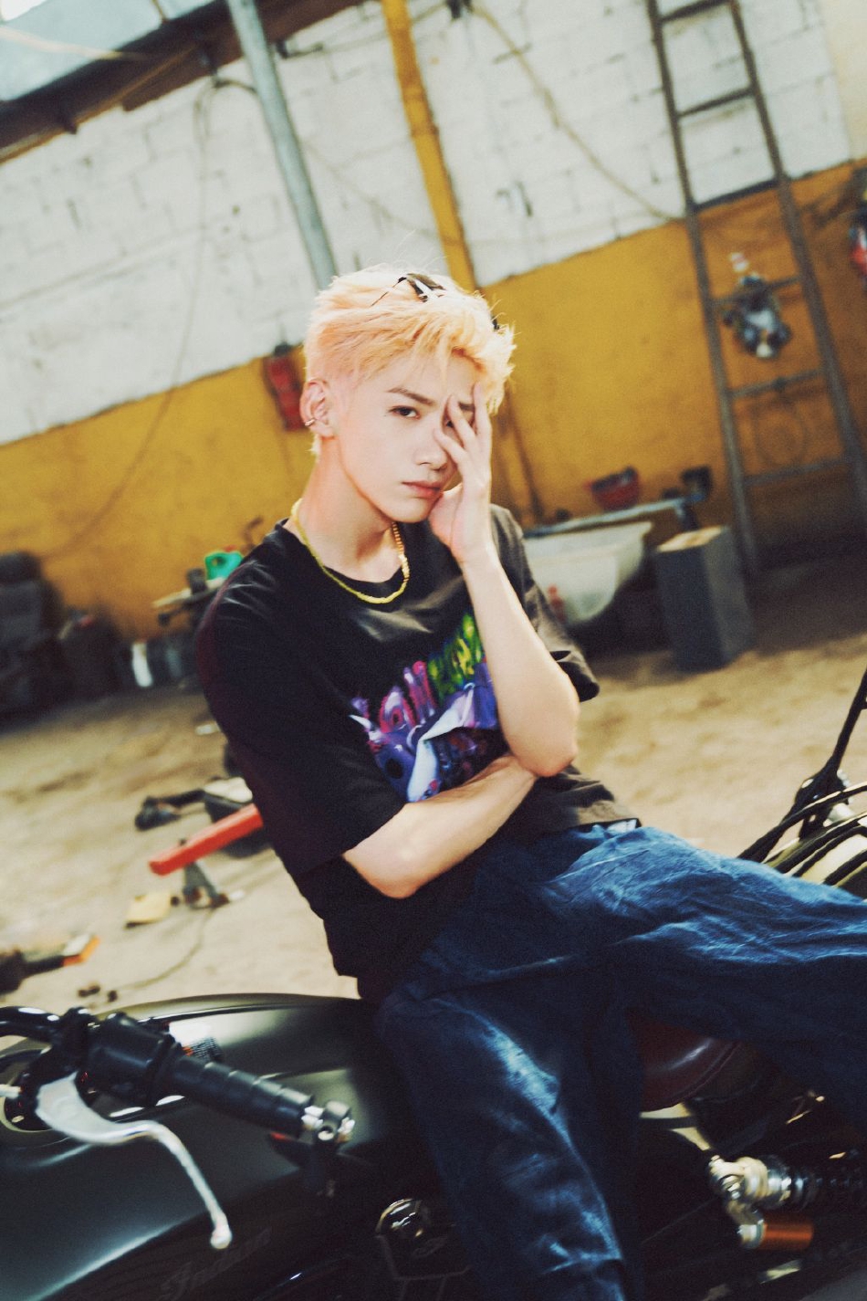 组图:白敬亭化身酷飒机车少年 粉金发色搭墨镜格外亮眼