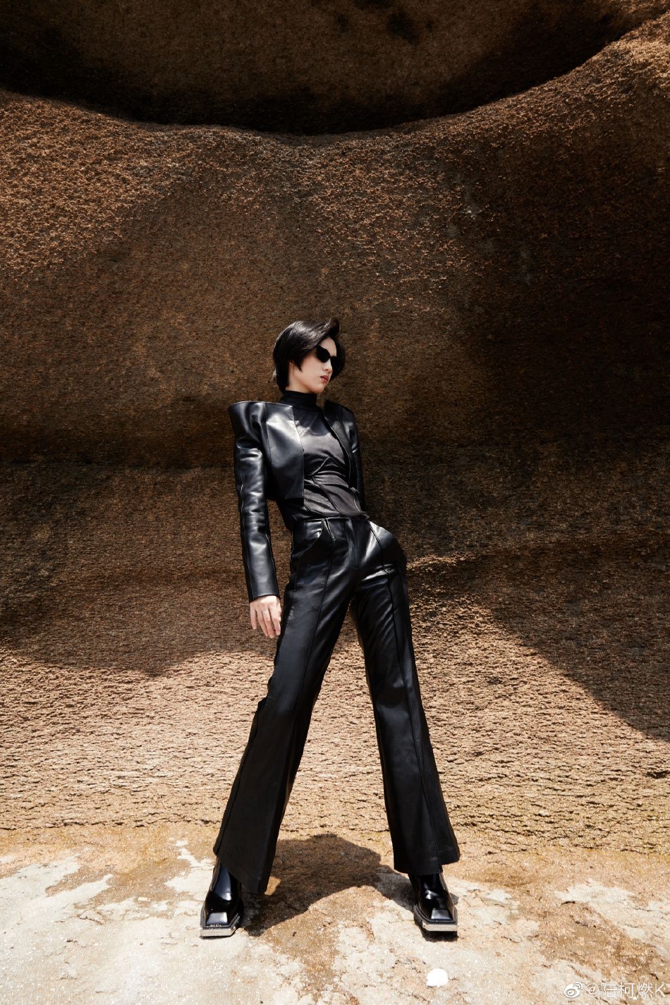 组图陆柯燃全黑look造型写真化身未来女战士酷范儿十足