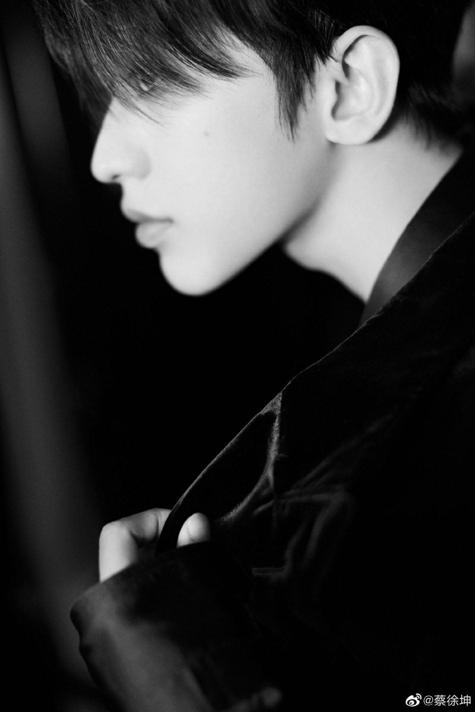 组图:蔡徐坤黑白侧颜杀镜面写真 暗黑禁欲氛围感满满