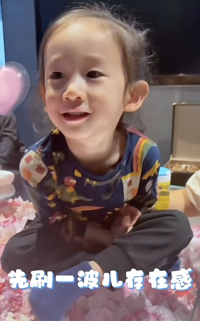 组图：应采儿晒小儿子学上海话视频 HoHo发出小奶音软萌可爱