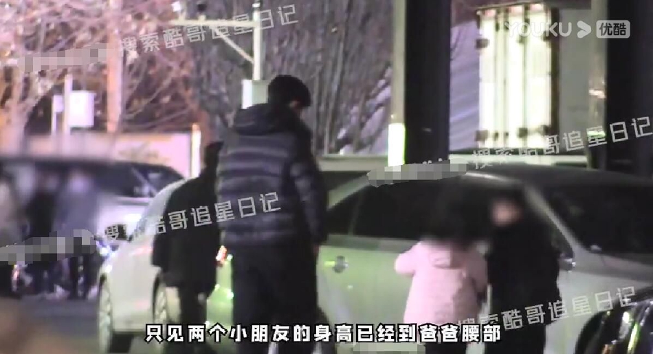 组图：乔振宇带两个孩子外出购物 随手将烟头丢在地上踩灭