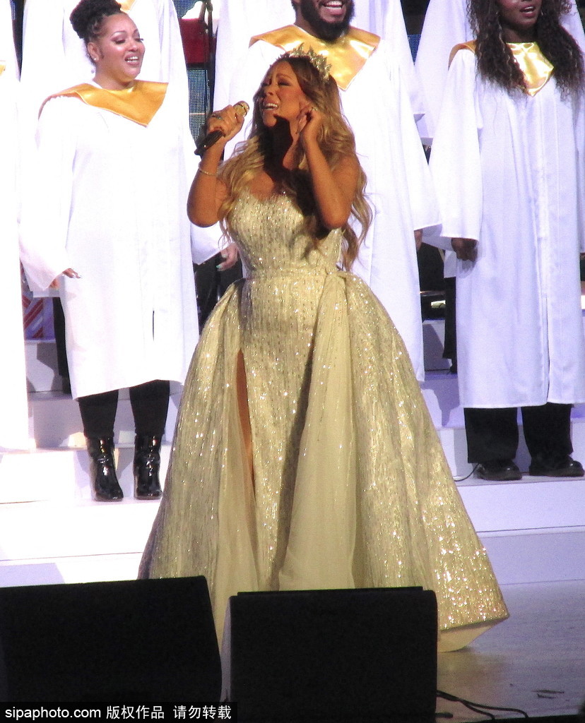 组图：玛丽亚·凯莉穿白色蓬蓬裙登台献唱 气势十足尽显女王范