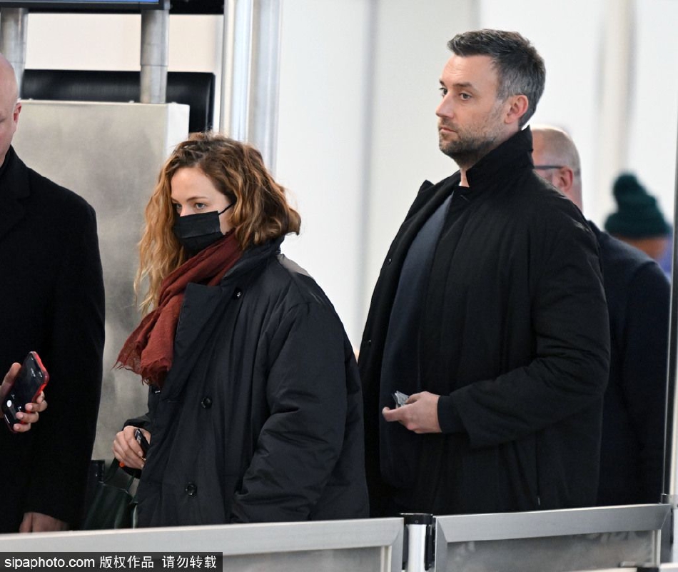 组图：詹妮弗·劳伦斯穿黑大衣系暗红色围巾 与丈夫一同出行
