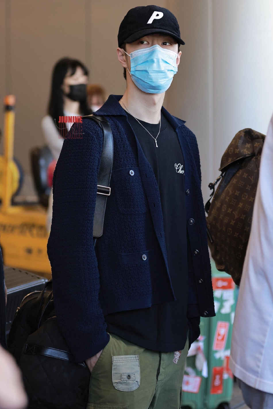 组图:王一博顺利到达洛杉矶 穿黑上衣搭工装裤潮流范十足_高清图集