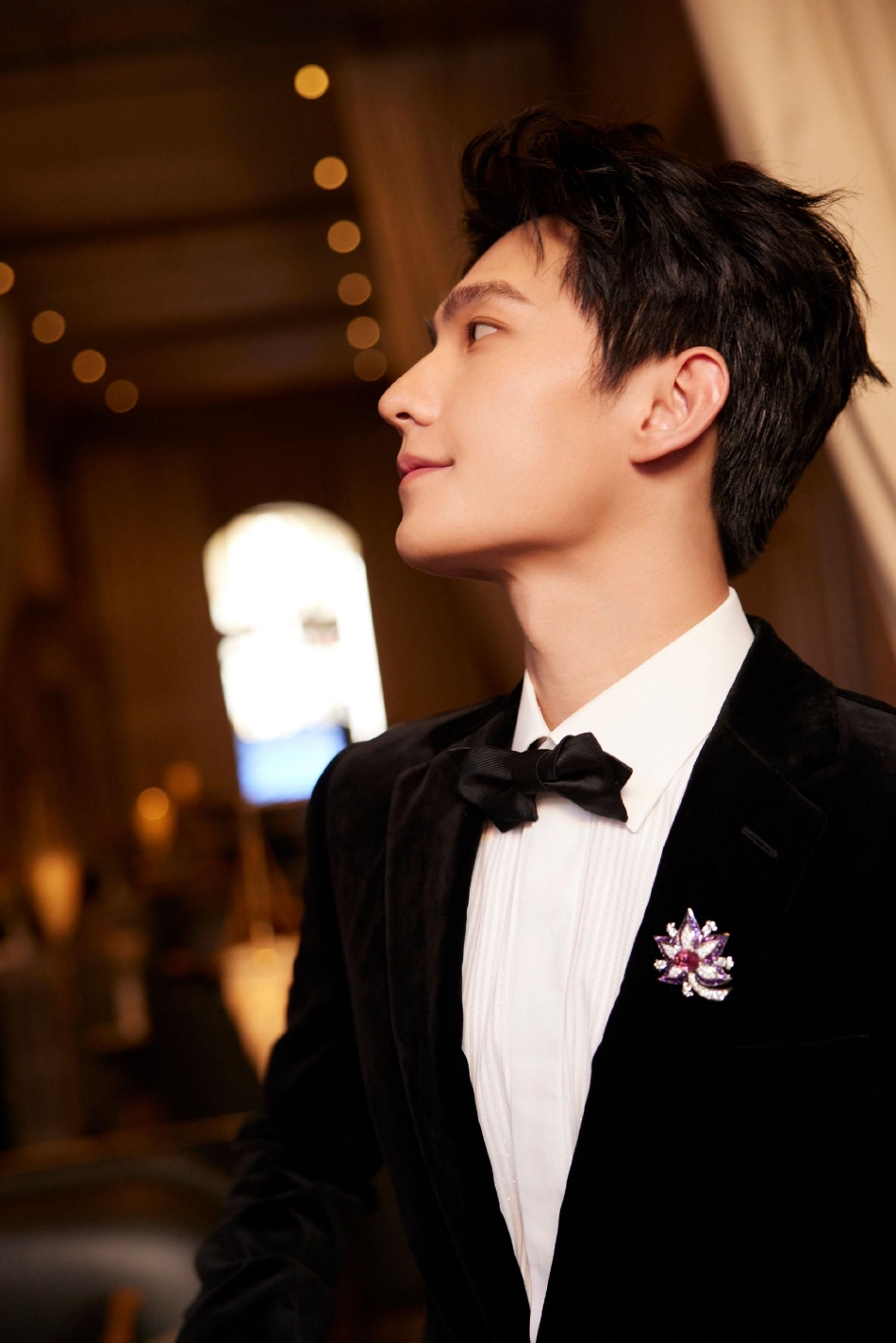 杨洋穿黑西装宛若贵公子 五官精致侧颜帅气逼人-易天影视公司-服务