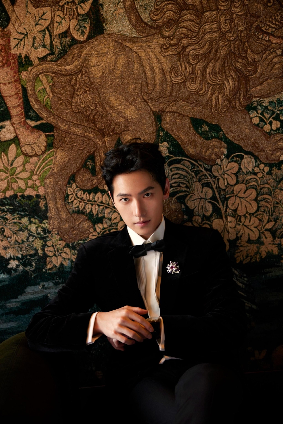 组图:杨洋穿黑西装宛若贵公子 五官精致侧颜帅气逼人_高清图集_新浪网