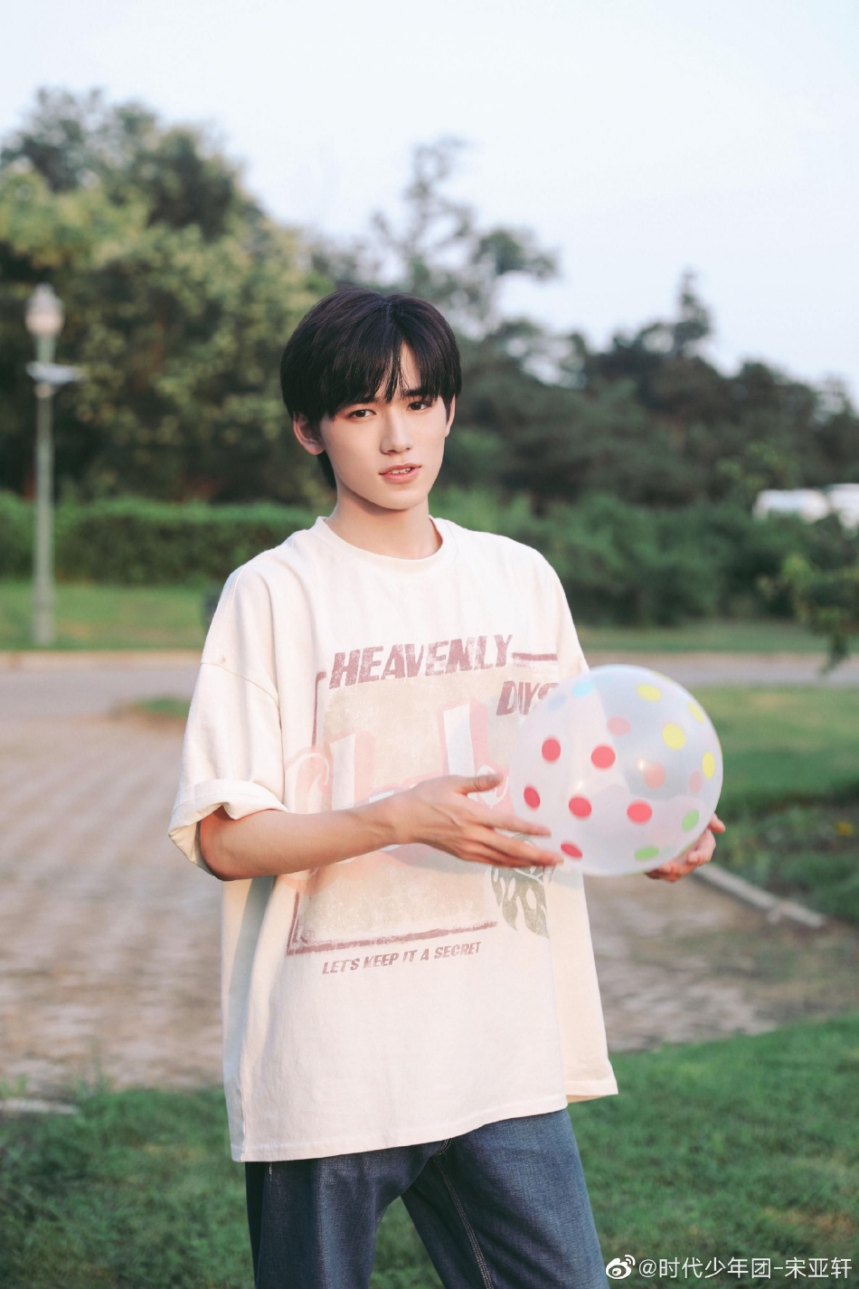 组图宋亚轩晒草地露营九宫格沐浴阳光对镜灿笑清爽帅气