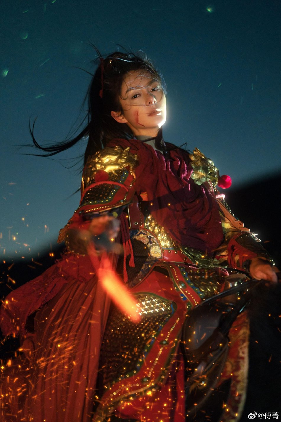 组图:傅菁女将军战损造型 一袭红衣身骑骏马英姿飒爽