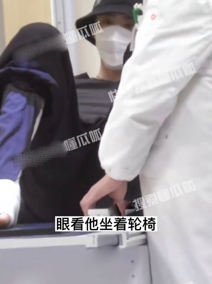 组图：刘宇宁坐轮椅去医院 随后又打着石膏回剧组继续吊威亚拍戏