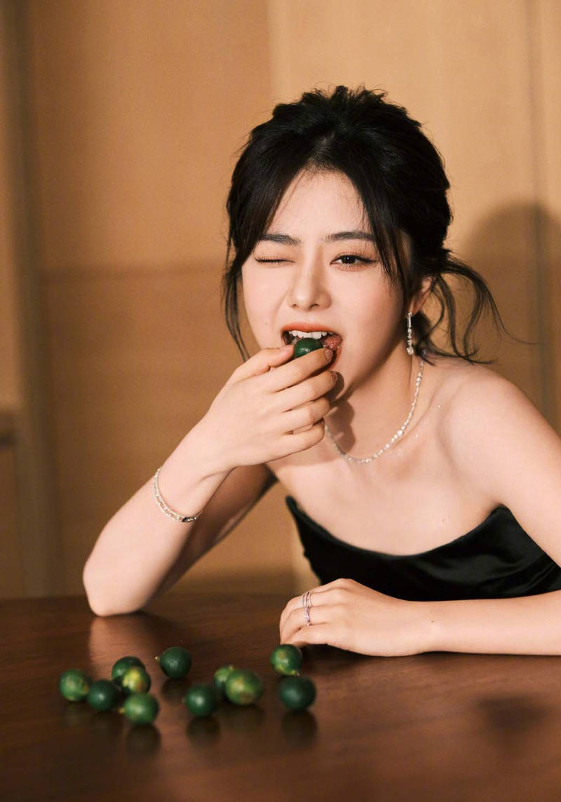 谭松韵对镜灿笑优雅甜美 直角肩被"夸"回应称是角度问题-易天影视公司