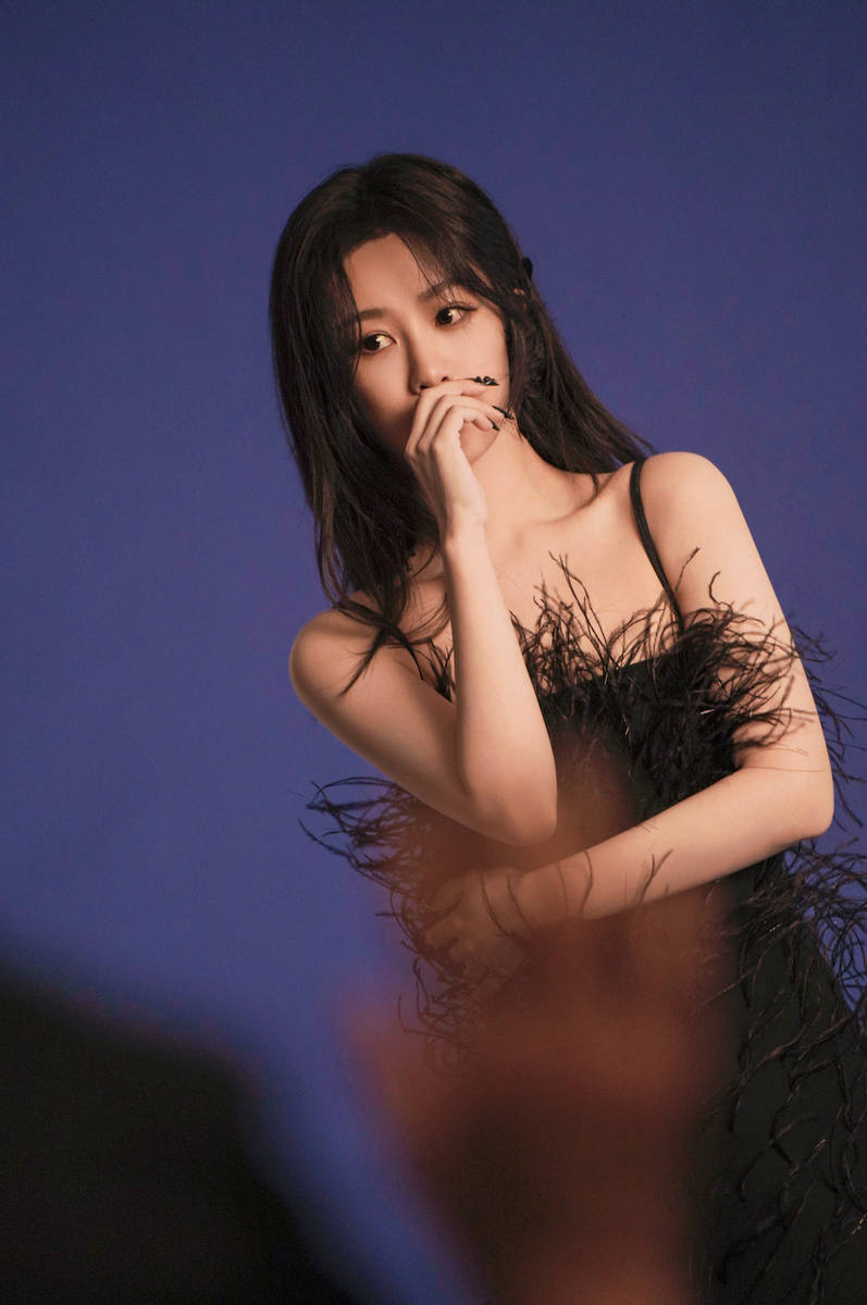 组图:杨紫穿黑色吊带裙锁骨吸睛 长发披肩造型复古浪漫_高清图集_新浪