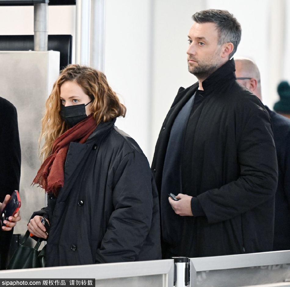 组图：詹妮弗·劳伦斯穿黑大衣系暗红色围巾 与丈夫一同出行
