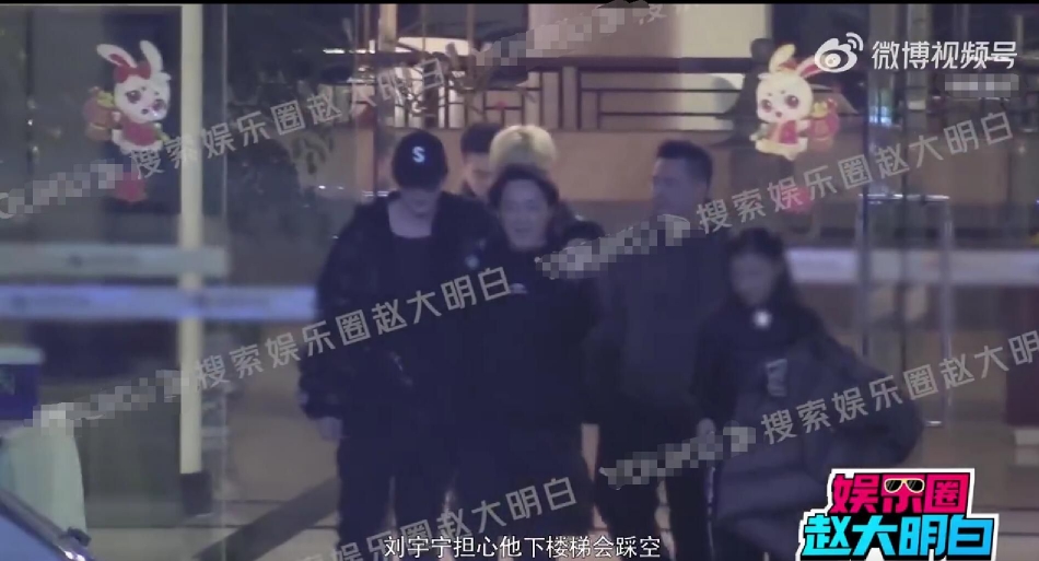 组图：贾士凯刘宇宁先后抵达酒店聚餐 出门时两人互相搭肩热聊