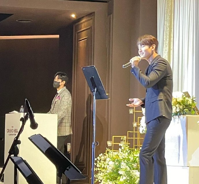 组图：东方神起经纪人和SHINee经纪人结婚 网友：红闪一家人