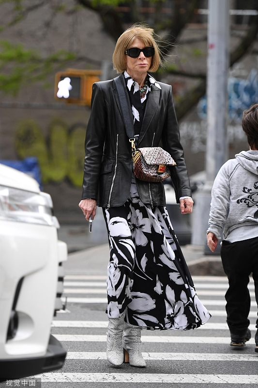 组图:"时尚女魔头"安娜·温图尔出街 脚踩银靴气场全开_高清图集_新浪