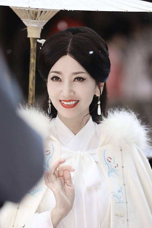 赵雅芝拍摄江南烟雨写真 着古装气质优雅梦回白娘子-易天影视公司