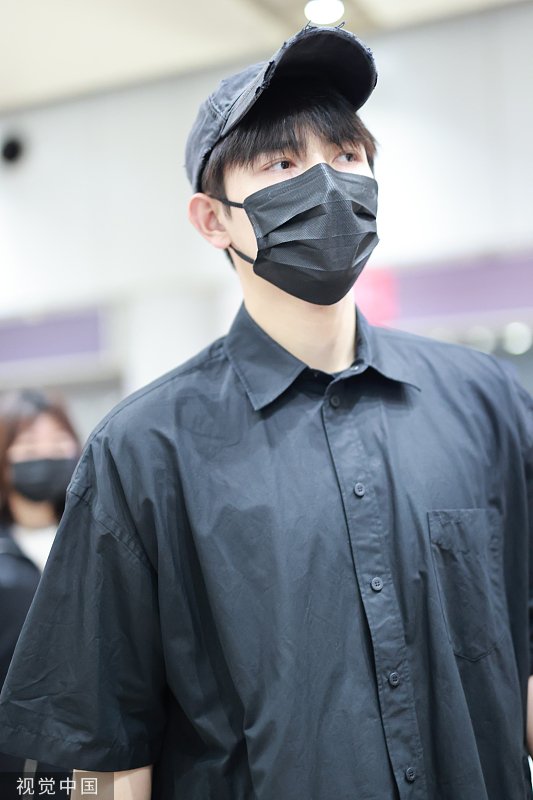 组图:陈飞宇黑色系穿搭现身机场 戴黑色帽子口罩低调有型_高清图集