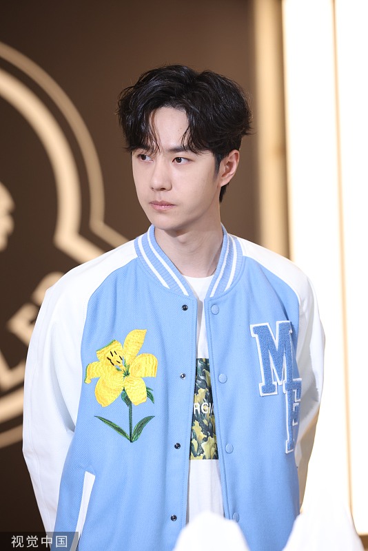 王一博穿蓝色系刺绣棒球外套 手拿酒杯成熟不失少年气-易天影视公司